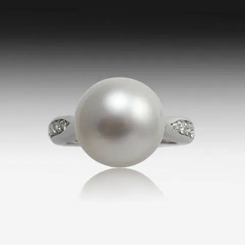 18KT WHITE GOLD WHITE SOUTH SEA PEARL RING AND DIAMONDS