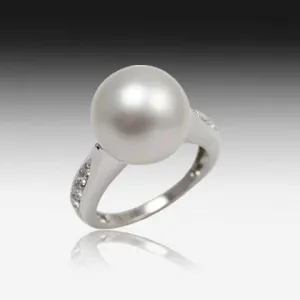 18KT WHITE GOLD WHITE SOUTH SEA PEARL RING AND DIAMONDS