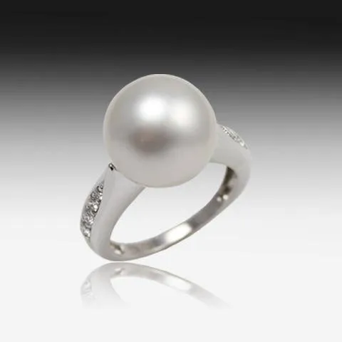 18KT WHITE GOLD WHITE SOUTH SEA PEARL RING AND DIAMONDS