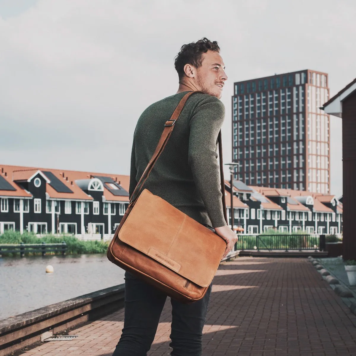 Chesterfield Shoulder Bag  - Richard | Cognac
