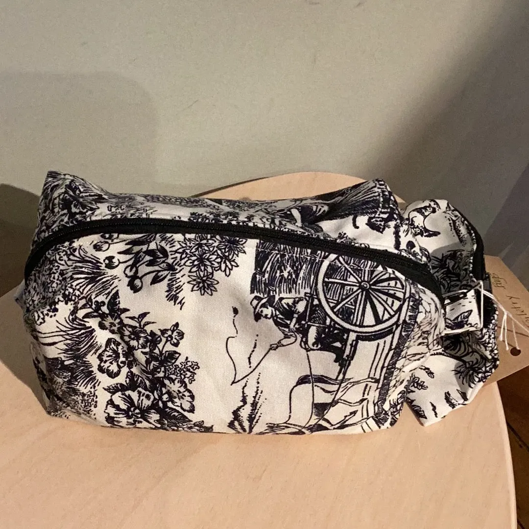 DM2-018 Set of 2 Toiletry Bags